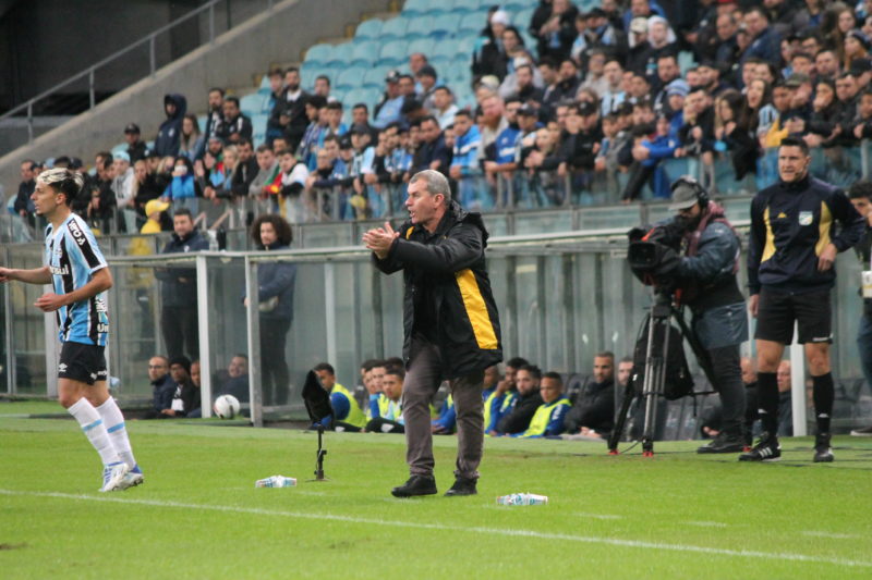 Cláudio Tencati durante a partida entre Grêmio e Criciúma &#8211; Foto: Celso da Luz/Criciúma E.C