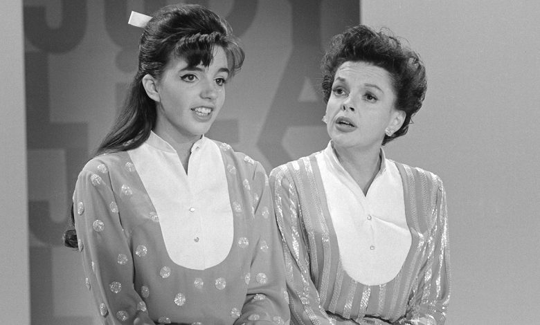 Liza Minnelli, na adolesc&ecirc;ncia, com a m&atilde;e, a estrela Judy Garland, que a criou nos sets de filmagem e com quem sempre teve uma rela&ccedil;&atilde;o conturbada – Foto: Getty Images – Reprodu&ccedil;&atilde;o – ND