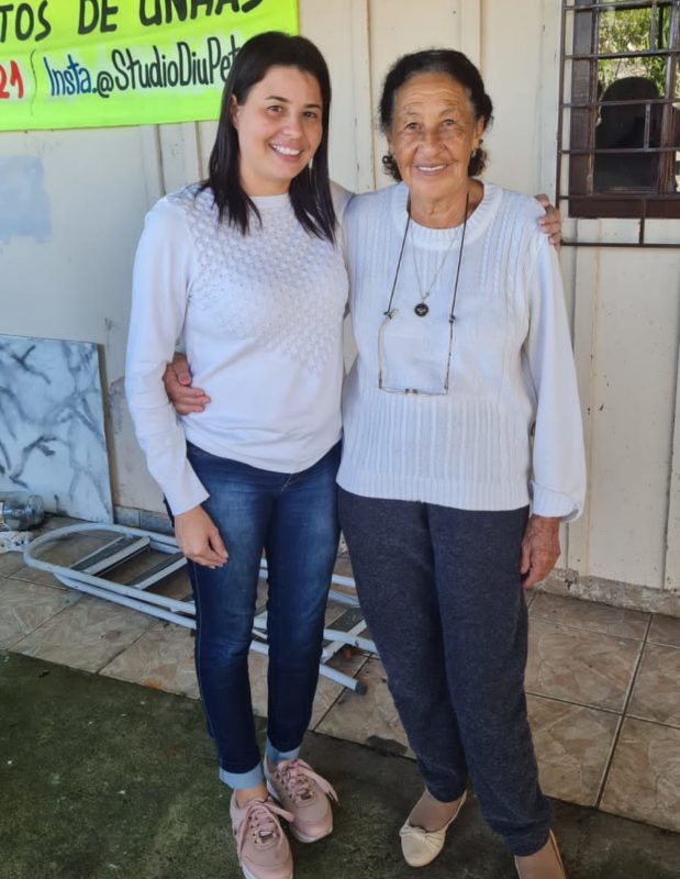 D&eacute;bora com a v&oacute;. – Foto: Arquivo pessoal/Divulga&ccedil;&atilde;o ND