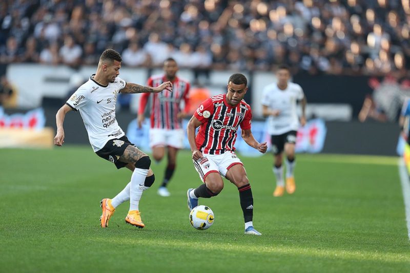 Du Queiroz com o domínio da bola em jogo contra o Flamengo