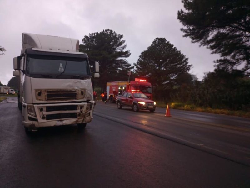 Motorista do caminhão saiu ileso &#8211; Foto: Corpo de Bombeiros/ND