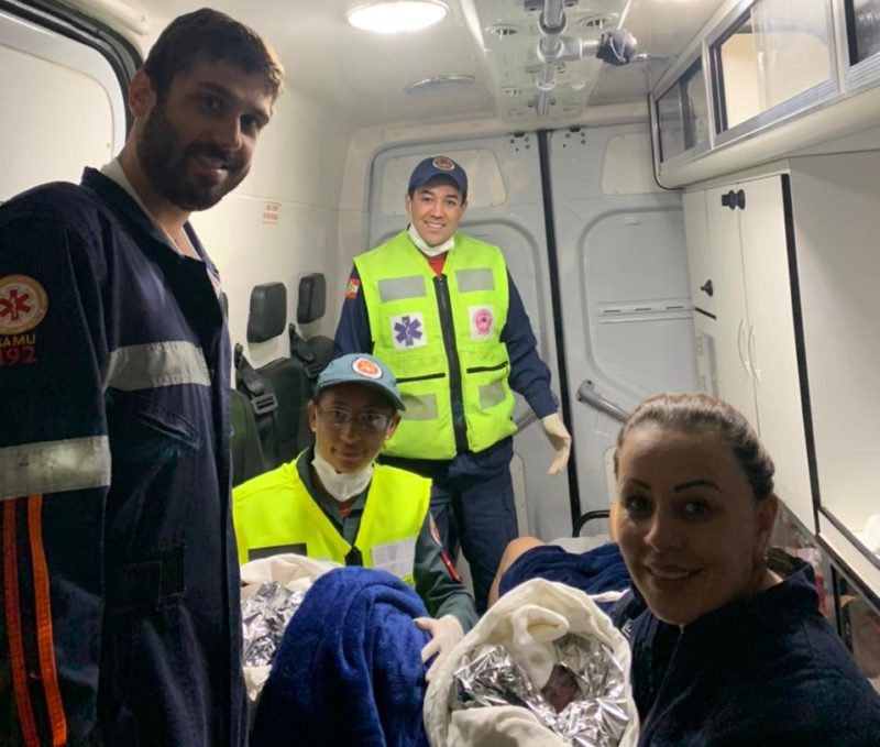 M&atilde;e estava gestante de 34 semanas e recebeu o aux&iacute;lio dos bombeiros e socorristas durante o parto – Foto: Corpo de Bombeiros/ND