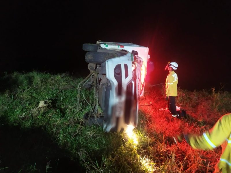 Carro saiu de pista e tombou na noite deste s&aacute;bado (30) – Foto: Corpo de Bombeiros/ND