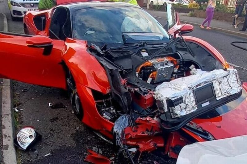 Ferrari atinge 4 carros em bairro residencial da Inglaterra – Foto: Corpo de Bombeiros de Haden Cross/Reprodução/ND