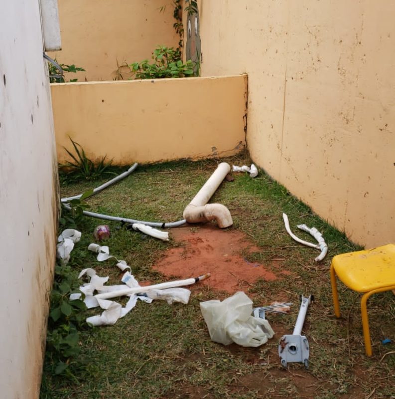 O local ficou sujo e depredado pelos ladr&otilde;es, que tamb&eacute;m levaram toda a fia&ccedil;&atilde;o que conseguiram – Foto: Neim Maria Barreiros/Divulga&ccedil;&atilde;o/ND