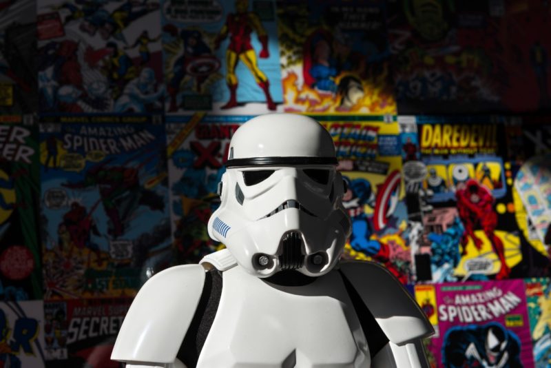 fundo com quadrinhos e Darth Vader branco, sinônimos da cultura geek