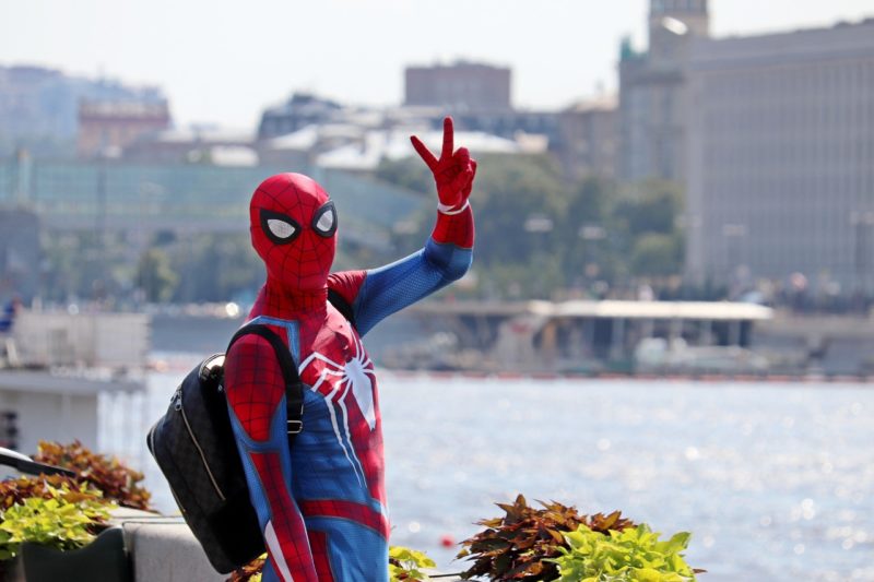 pessoa vestido de Homem-Aranha posando para a foto