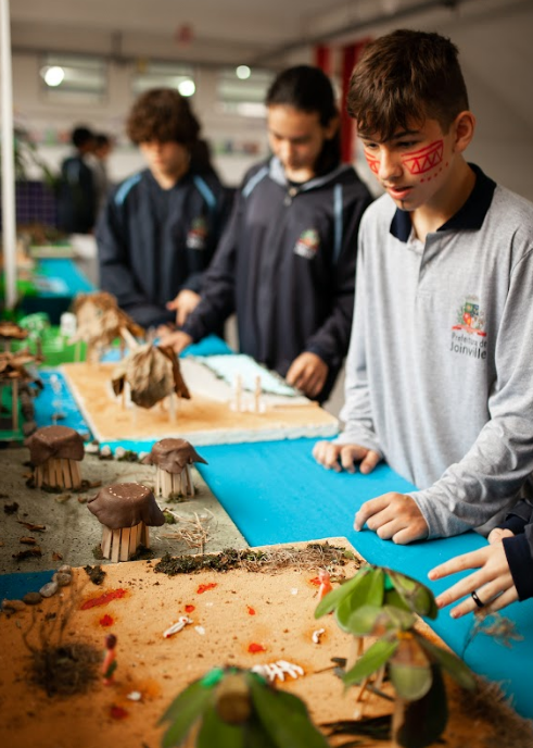 Alunos colocam a m&atilde;o na massa e recriam uma aldeia em sala de aula – Foto: Leve Fotografia com Prop&oacute;sito/Divulga&ccedil;&atilde;o/ Its Teens
