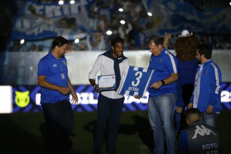 Bet&atilde;o foi aplaudido pelos torcedores. Linda e emocionante homenagem no intervalo do jogo Ava&iacute; 2 x 1 Coritiba – Foto: Frederico Tadeu/Ava&iacute;/ND