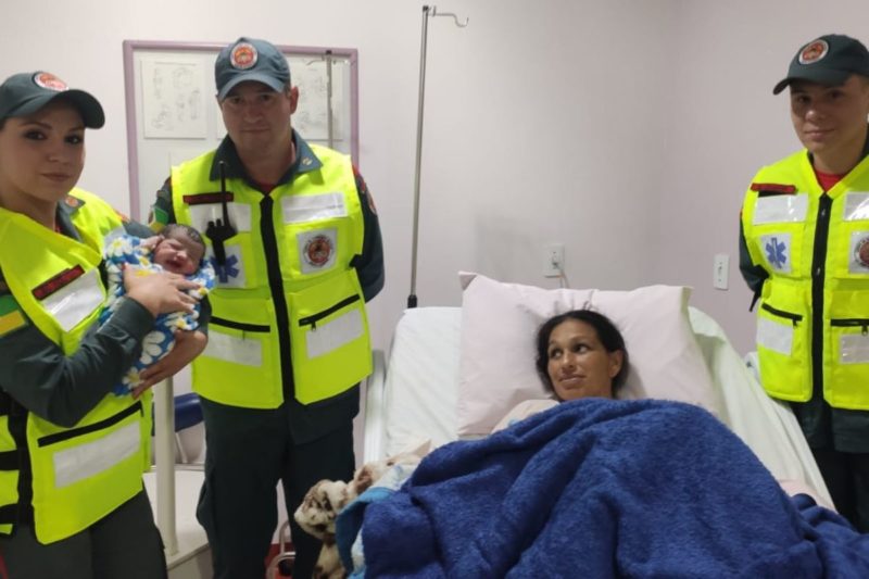 Parto foi realizado na ambul&acirc;ncia, a caminho do hospital na noite de ter&ccedil;a-feira (10) – Foto: Bombeiros Militares/Divulga&ccedil;&atilde;o/ND