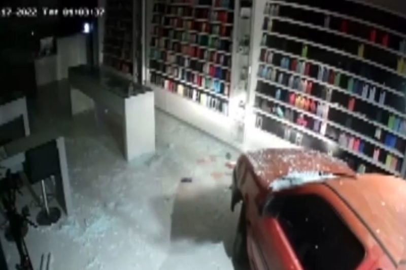 Criminosos destru&iacute;ram e invadiram loja no Centro de Jaragu&aacute; do Sul – Foto: Reprodu&ccedil;&atilde;o/ND