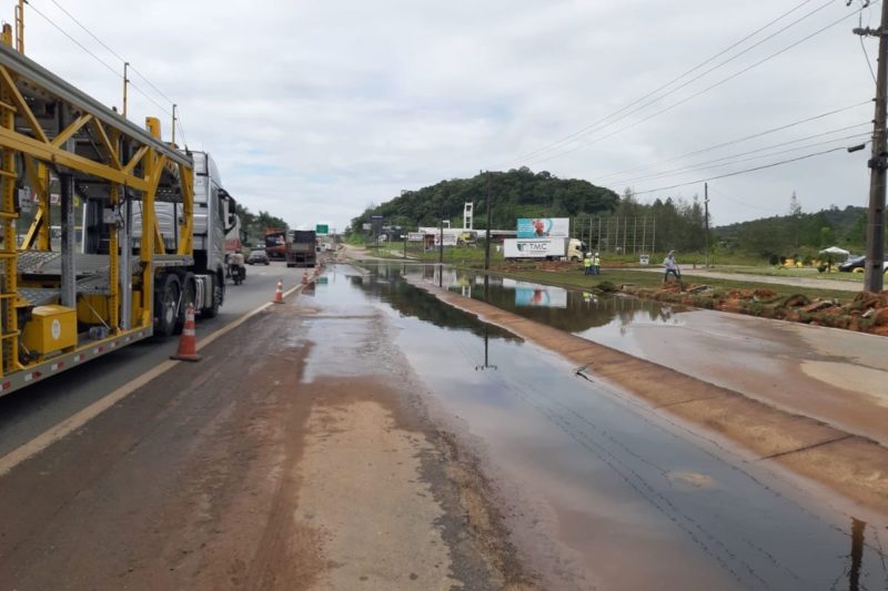 Ap&oacute;s rompimento de adutora, tr&acirc;nsito continua com reten&ccedil;&atilde;o na BR-101, em Araquari – Foto: Thiago Bonin/NDTV