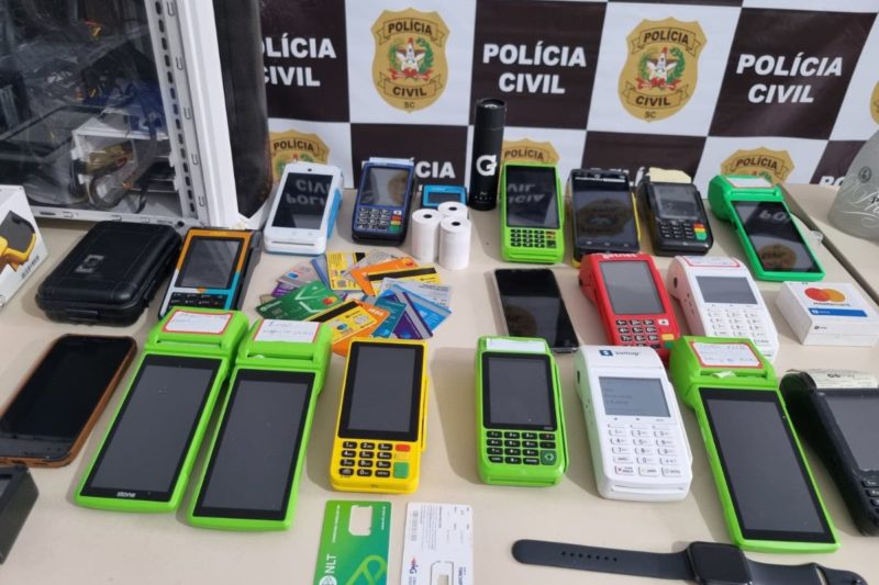 Pol&iacute;cia Civil apreendeu m&aacute;quinas, cart&otilde;es, bebidas e celulares nas casas dos suspeitos – Foto: Pol&iacute;cia Civil/Divulga&ccedil;&atilde;o/ND