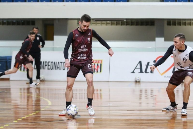 JEC Futsal vem de vitória em casa e resultado positivo mantém invencibilidade e ponta da tabela – Foto: Juliano Schmidt/JEC Futsal/Divulgação/ND