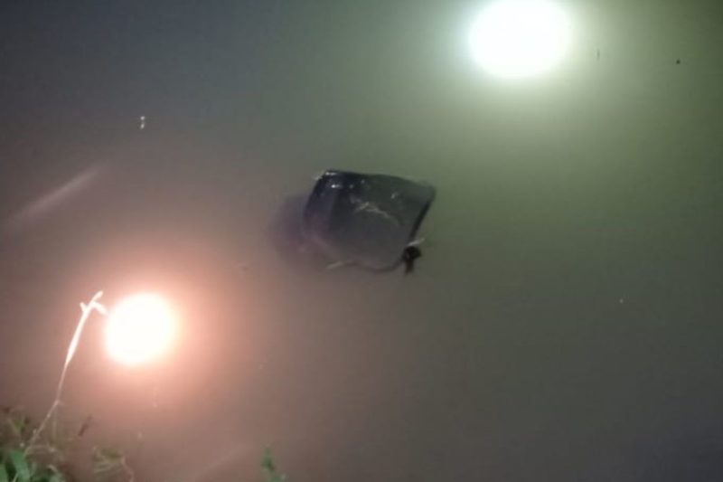 Bombeiros Militares encontraram viseira de prote&ccedil;&atilde;o utilizada durante a ro&ccedil;ada e objeto revelou corpo de homem desaparecido – Foto: Bombeiros Militares/Divulga&ccedil;&atilde;o/ND