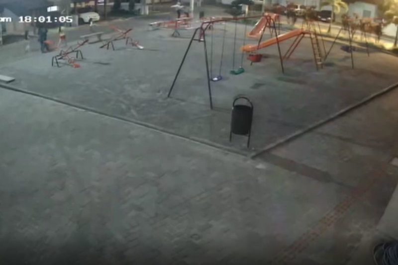 Agress&atilde;o aconteceu em um parque dentro do condom&iacute;nio e foi flagrada por c&acirc;meras de seguran&ccedil;a – Foto: Reprodu&ccedil;&atilde;o/ND