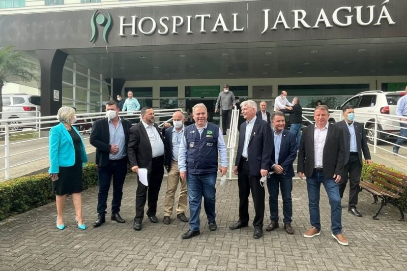 Ministro Marcelo Queiroga visita hospitais de Jaragu&aacute; do Sul na manh&atilde; deste s&aacute;bado (28) – Foto: Felipe Bambace/NDTV