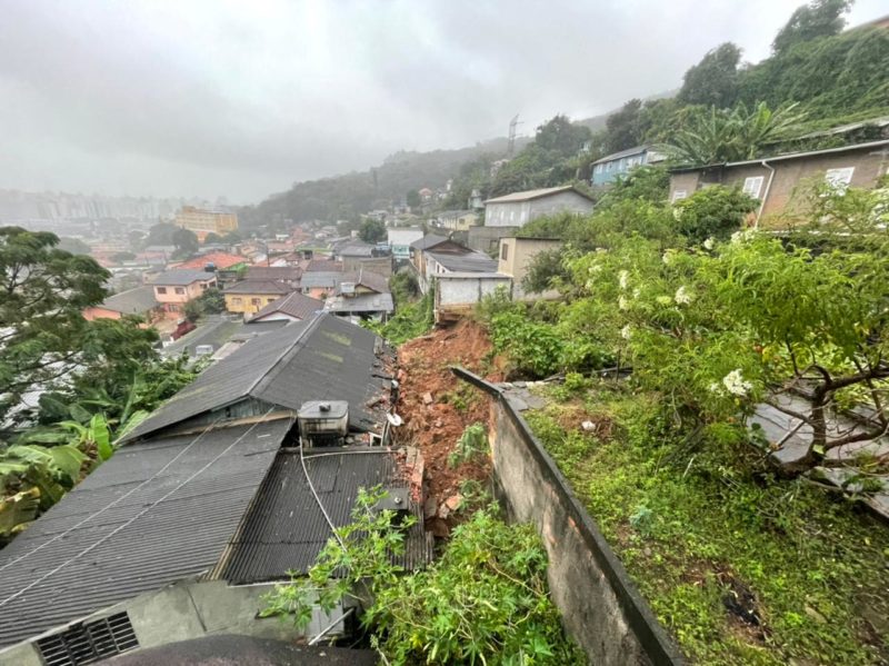 Fam&iacute;lias t&ecirc;m suas casas interditadas devido ao ciclone que atingiu a cidade na segunda semana de agosto – Foto: Defesa Civil de Florian&oacute;polis/Divulga&ccedil;&atilde;o/ND