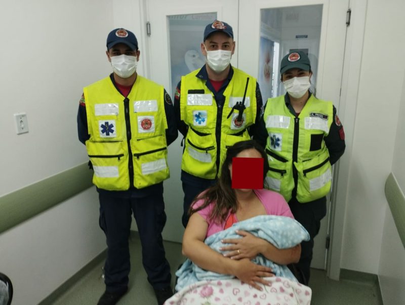 O bebê nasceu em casa antes dos bombeiros chegarem no local &#8211; Foto: Divulgação/ BBM Timbó
