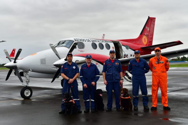 Embarque da equipe dos bombeiros de Santa Catarina para ajudar no resgate em Pernambuco – Foto: Divulga&ccedil;&atilde;o/ CBMSC