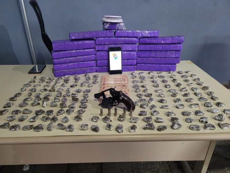 Mais de 13 quilos de drogas foram encontradas em opera&ccedil;&atilde;o – Foto: Divulga&ccedil;&atilde;o/12BPM/ND