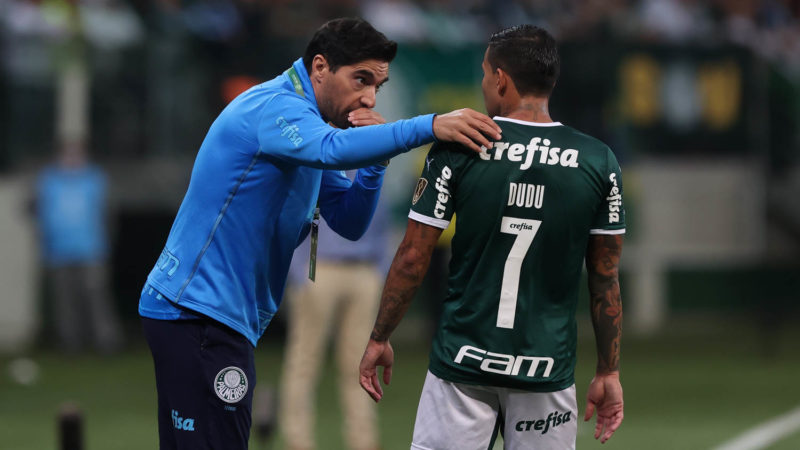 Abel Ferreira orienta Dudu durante a partida &#8211; Foto: Cesar Greco/Palmeiras