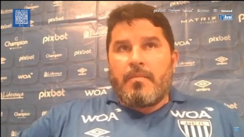 Eduardo Barroca durante coletiva – Foto: Reprodu&ccedil;&atilde;o/TV Ava&iacute;