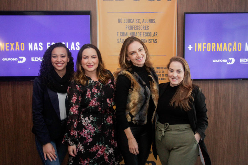 Da esq. para a dir.: Suzan Rodrigues, rep&oacute;rter do Educa SC; Paula Gabiatti, produtora do projeto; Grasiele Aguiar, apresentadora do programa; Sabrina Franzosi, tamb&eacute;m produtora do Educa Santa Catarina – Foto: Leo Munhoz/ND