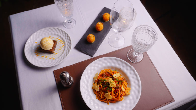 Menu do Emp&oacute;rio Capella &eacute; composto por arancini de pescada amarela, tonarelli com lascas de mignon ao sugo e brownie de chocolate belga com sorvete – Foto: Heitor Pergher/Divulga&ccedil;&atilde;o/ND