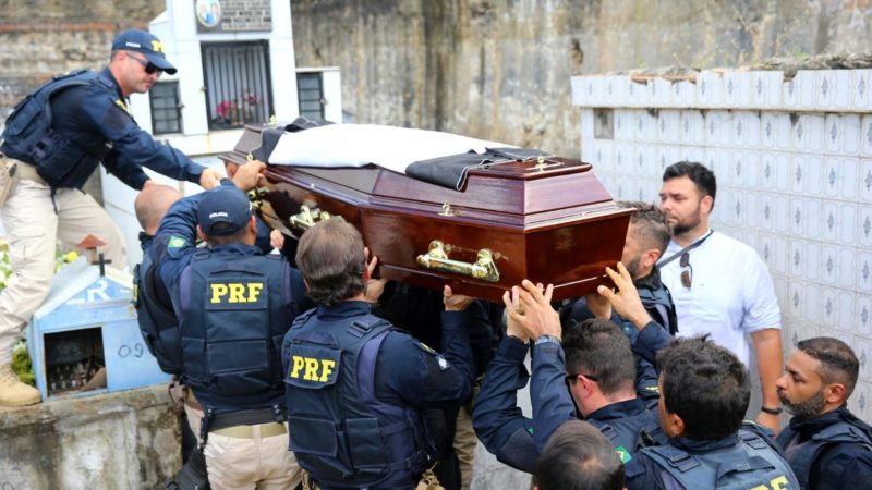 Um dos PRFs mortos na BR-116 foi enterrado no cemitério da Parangaba, em Fortaleza &#8211; Foto: Fabiane de Paula/SVM/ND