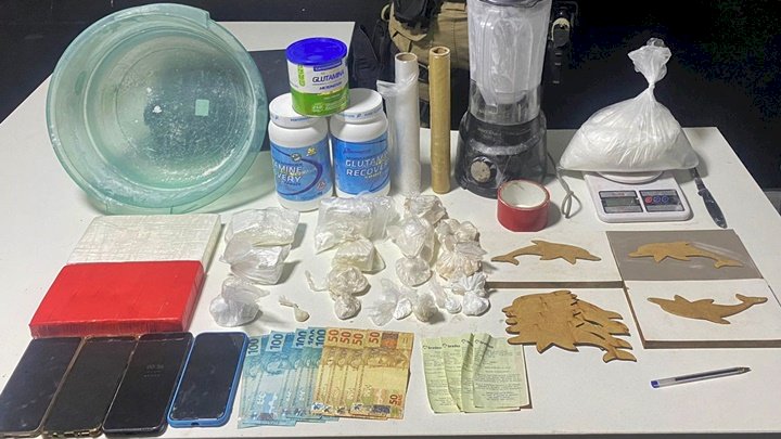 Drogas, dinheiro e utens&iacute;lios usados no refino foram apreendidos em Itaja&iacute; – Foto: Pol&iacute;cia Militar/Divulga&ccedil;&atilde;o/ND