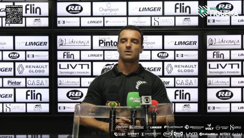 Júnior Rocha em coletiva após a vitória do Figueirense