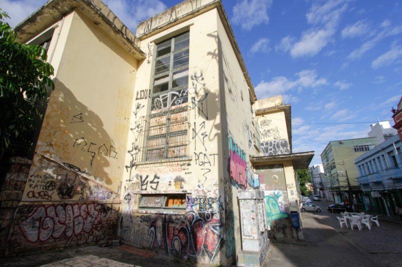 Pr&eacute;dio da antiga Escola Antonieta de Barros, na ala leste do Centro Hist&oacute;rico, est&aacute; sem uso h&aacute; mais de 10 anos – Foto: Leo Munhoz/ND