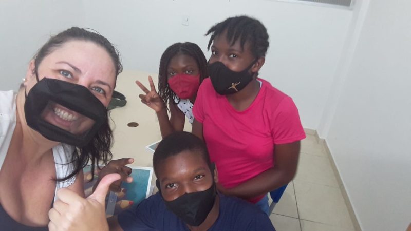 Professora Rubia com grupo de alunos na EB An&iacute;bal Cesar – Foto: Arquivo Pessoal/Divulga&ccedil;&atilde;o/ND