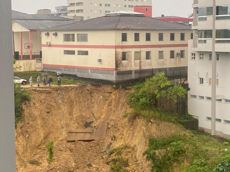 A Escola Costa Carneiro em Orleans est&aacute; com aulas suspensas. – Foto: Redes Sociais