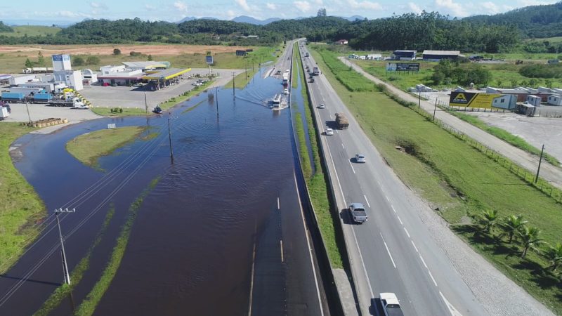 Vazamento de esgoto provoca filas e transtorno &agrave; moradores em Araquari, Santa Catarina. – Foto: Marcelo Thomazelli/ND
