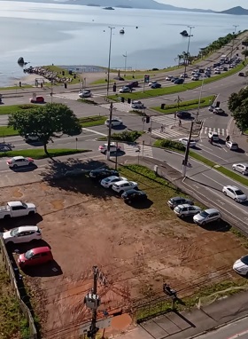 Terreno p&uacute;blico em &aacute;rea nobre de Florian&oacute;polis est&aacute; sendo usado como estacionamento – Foto: Fabio Gadotti/ND