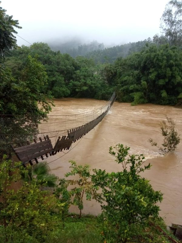 Uma ponte sobre o rio Fortuna, em Braço do Norte, ficou comprometida durante as enxurradas &#8211; Foto: CBMSC/Divulgação/ND