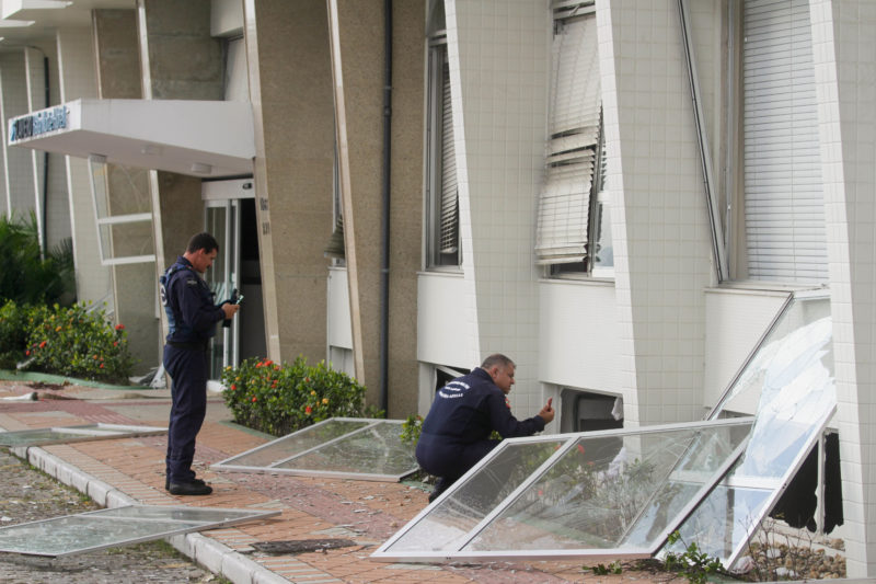 Integrantes do Corpo de Bombeiros durante avalia&ccedil;&atilde;o dos estragos da explos&atilde;o – Foto: Leo Munhoz/ND