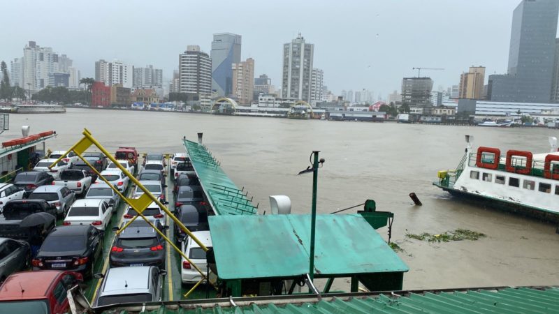 Sujeira e correnteza dificultam manobras na travessia do rio, mas situa&ccedil;&atilde;o j&aacute; foi normalizada – Foto: NGI Sul/Divulga&ccedil;&atilde;o/ND