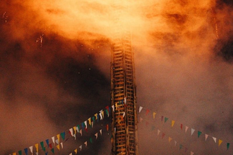 A fogueira da festa de S&atilde;o Jo&atilde;o do Itaperi&uacute; &eacute; considerada a maior de Santa Catarina – Foto: Prefeitura SJI/Divulga&ccedil;&atilde;o