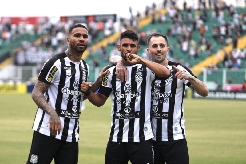 Figueirense &eacute; vice-l&iacute;der da S&eacute;rie C; [da esq. para direita]; Jhon Cley, Gustavo Ramos (autor do gol) e Z&eacute; M&aacute;rio – Foto: Patrick Floriani/FFC/Divulga&ccedil;&atilde;o/ND