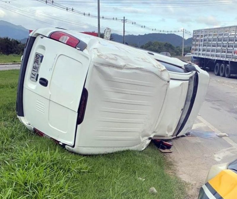 Carro com 21 mil ma&ccedil;os de cigarro contrabandeados capota e motorista vai preso em Itaja&iacute; – Foto: Pol&iacute;cia Rodovi&aacute;ria Federal/Divulga&ccedil;&atilde;o