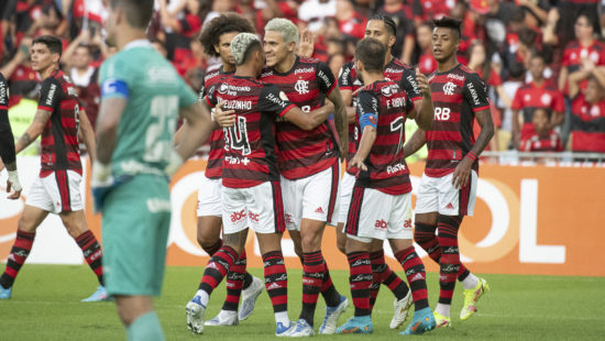 Atlético-MG goleia Flamengo por 3 x 0 no Maraca e encosta no Palmeiras