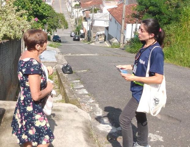 Em Florianópolis, as visitas têm como objetivo orientar sobre o projeto de ampliação do sistema de esgotamento sanitário para a região, os benefícios para a saúde pública e o meio ambiente – Foto: divulgação