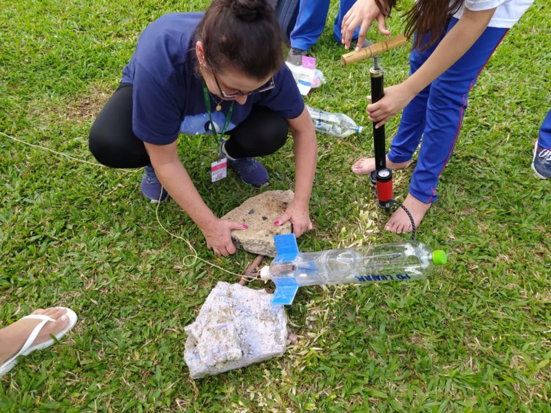 Alunos da rede pública de ensino fabricam os seus próprios foguetes. – Foto: Divulgação