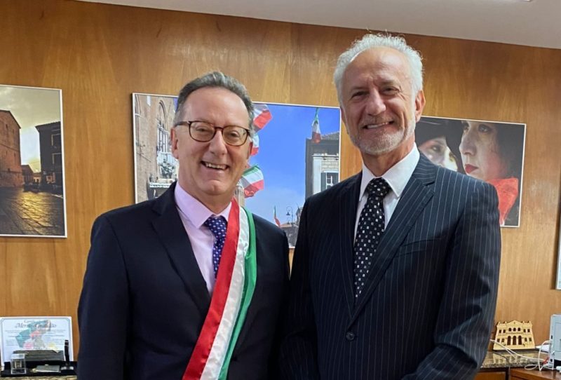 Diplomata Salvatore Di Venezia Consul geral da It&aacute;lia e o rec&eacute;m empossado agente consular Olvacir Fontana – Foto: Divulga&ccedil;&atilde;o/Nd