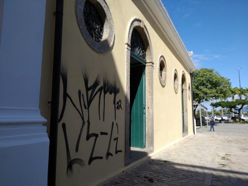 Pr&eacute;dio da Alf&acirc;ndega, em Florian&oacute;polis, foi pichado logo depois da restaura&ccedil;&atilde;o – Foto: Divulga&ccedil;&atilde;o/ND