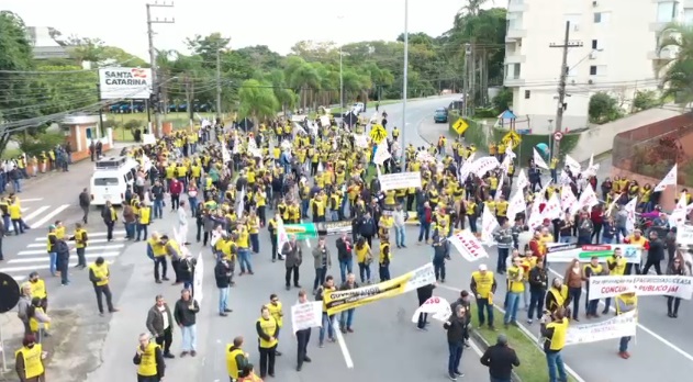 Manifestantes bloquearam a rodovia Admar Gonzaga – Foto: Hildo Jr/Divulga&ccedil;&atilde;o/ND