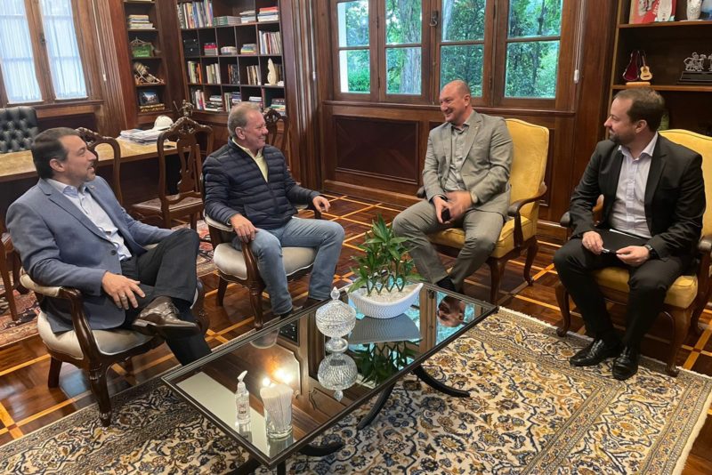 Governador Carlos Mois&eacute;s, prefeito Joares Ponticelli, deputado Mauro de Nadal e secret&aacute;rio da Casa Civil, Juliano Chiodelli – Foto: Divulga&ccedil;&atilde;o/ND